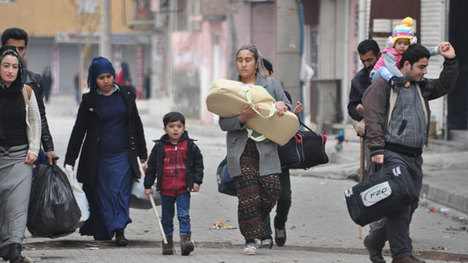 Cizre'de çatışmadan kaçan aileler camiye sığındı