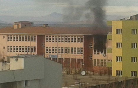 Teröristler İdil'de 3 okulu ateşe verdi