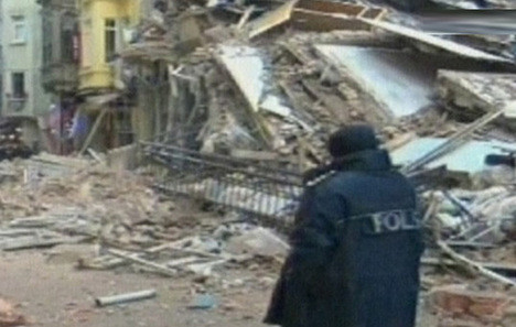 Taksim'de bina çöktü! Altında kalanlar var