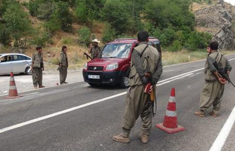 Diyarbakır'da PKK yol kesti